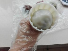 再放入包好馅料的面团