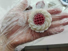 按压模具，脱模即可