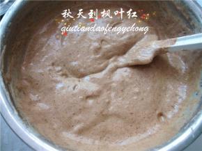 用橡皮刮刀轻轻翻拌均匀，注意不要划圈，避免消泡。