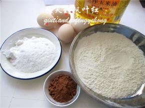 准备食材：鸡蛋4只，低筋粉110克，可可粉10克，细砂糖80克，玉米油请忽略，在制作时忘记加入了，所以才成就了无油的海棉蛋糕。