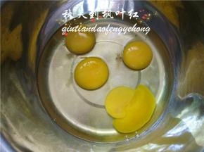 将4只鸡蛋打入盆中.