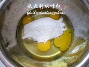 倒入100克细砂糖。