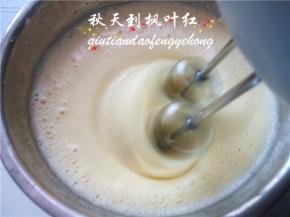 用电动打蛋器以低速打起粗泡。再转为高速打发。