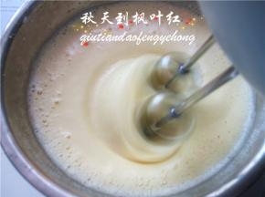 用电动打蛋器以低速打起粗泡。再转为高速打发。