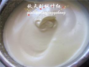 拉起打蛋器头部时蛋液不滴落的状态即可。