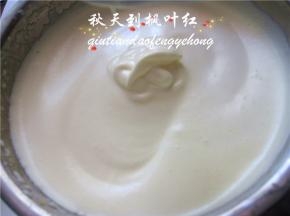 拉起打蛋器头部时蛋液不滴落的状态即可。