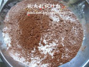 将低筋面粉和可可粉过筛，混合好备用。
