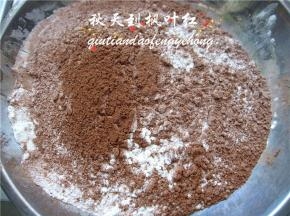 将低筋面粉和可可粉过筛，混合好备用。