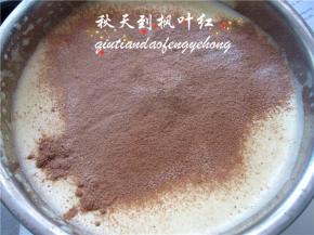 分三次倒入过筛好的混合面粉。