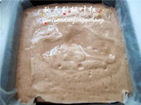 模具铺上吸油纸，将拌好的蛋糊倒入模具内，约八分满，表面抹平整，震荡出大气泡。