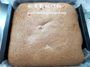 烤箱预热，180度，上下火，中层，烤制约25-30分钟即可。取出后将油纸去除即可食用啦。