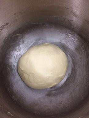 然后在放入桶中，盖上保鲜膜室温发酵二十分钟左右