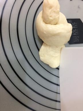 拿个板压一下，压出尾巴