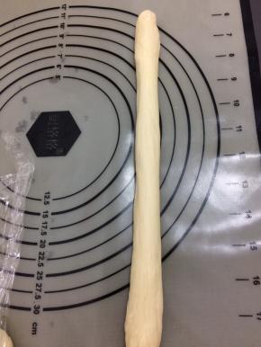饧好的面团排气，用手搓成均匀的长条