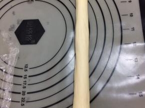 饧好的面团排气，用手搓成均匀的长条