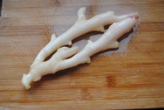 子姜洗净，挑选嫩的子姜口感更好哦