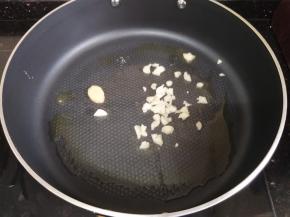 热锅下油，先爆香蒜末，吃辣的朋友这个时候可以爆香辣椒丝啦