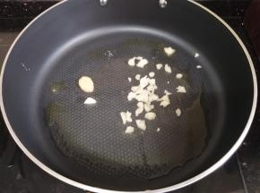 热锅下油，先爆香蒜末，吃辣的朋友这个时候可以爆香辣椒丝啦
