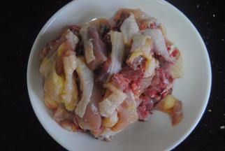 鸡肉洗净砍块