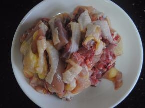 鸡肉洗净砍块