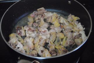 稍变色就可以加入料酒和胡椒粉，去腥特别好