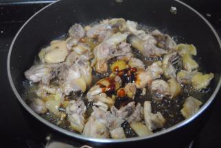 加入酱油蚝油翻炒