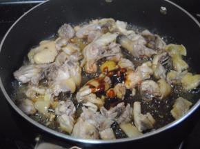 加入酱油蚝油翻炒