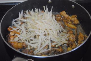 加入子姜继续翻炒片刻