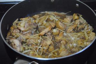 加入半碗清水翻炒均匀，放入适量的盐进行调味收汁就能出锅啦