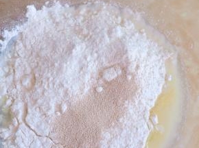 将液体与糖、盐、面粉、干酵母放入厨师机缸内，启动三档开始和面。