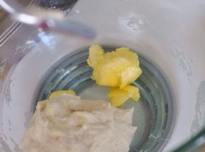 面团成型后加入黄油。