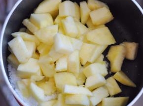 这个时间段可以做苹果馅，将苹果去皮切块，加糖小火煮软，稍微晾一下。