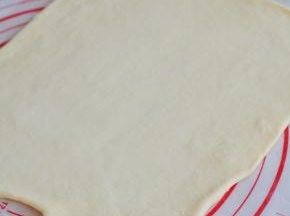 将面团擀成长方形状。