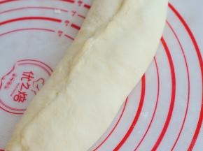 将馅卷好，捏紧封口。