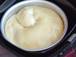 面团发酵至两倍大，启动空气炸锅，180度预热5分钟，然后将面包表面刷上蛋液，放入空气炸锅的炸篮中。