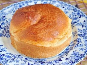 面包不烫手时脱模。