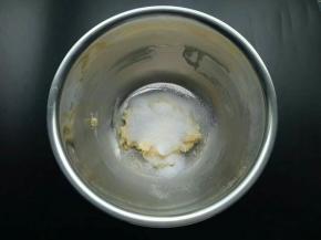黄油切小块放室温至软，加入白砂糖，先用刮刀翻拌均匀，不然打发是砂糖容易飞溅