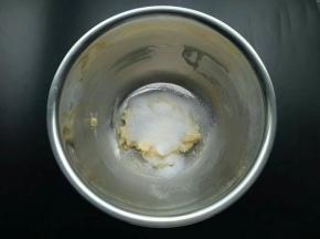 黄油切小块放室温至软，加入白砂糖，先用刮刀翻拌均匀，不然打发是砂糖容易飞溅