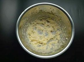 黄油打发至体力膨大，而且有些发白