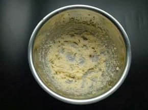 黄油打发至体力膨大，而且有些发白