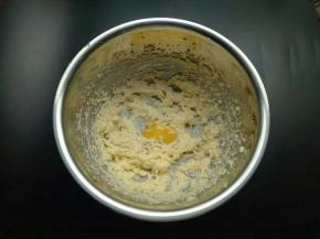 蛋黄分三次加入黄油中，每加一次都要打发均匀在加下一次