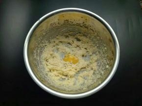 蛋黄分三次加入黄油中，每加一次都要打发均匀在加下一次
