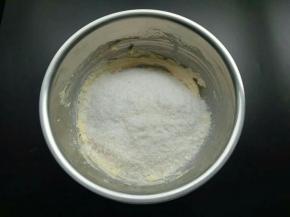 加入称量好的低粉、奶粉、椰蓉
