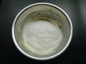 加入称量好的低粉、奶粉、椰蓉