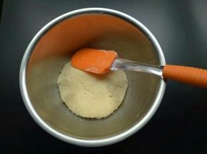 用刮刀搅拌均匀