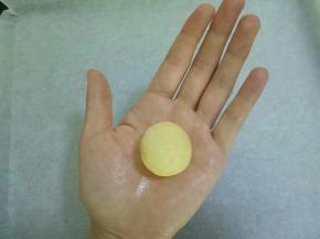 取15克搓成椰蓉球