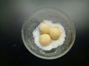 将10克椰蓉放入小碗中，搓好的椰蓉球放入碗中滚一圈椰蓉