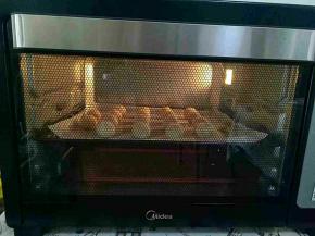 烤箱上管150度，下管140度预热5分钟，烘烤20分钟左右，椰蓉球变至金黄色。