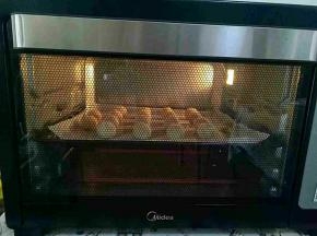 烤箱上管150度，下管140度预热5分钟，烘烤20分钟左右，椰蓉球变至金黄色。