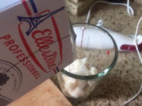 再加入适量的淡奶油；